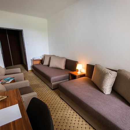 Hotel Merkur Kaluža Buitenkant foto