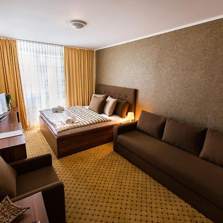 Hotel Merkur Kaluža Buitenkant foto