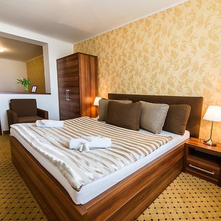 Hotel Merkur Kaluža Buitenkant foto