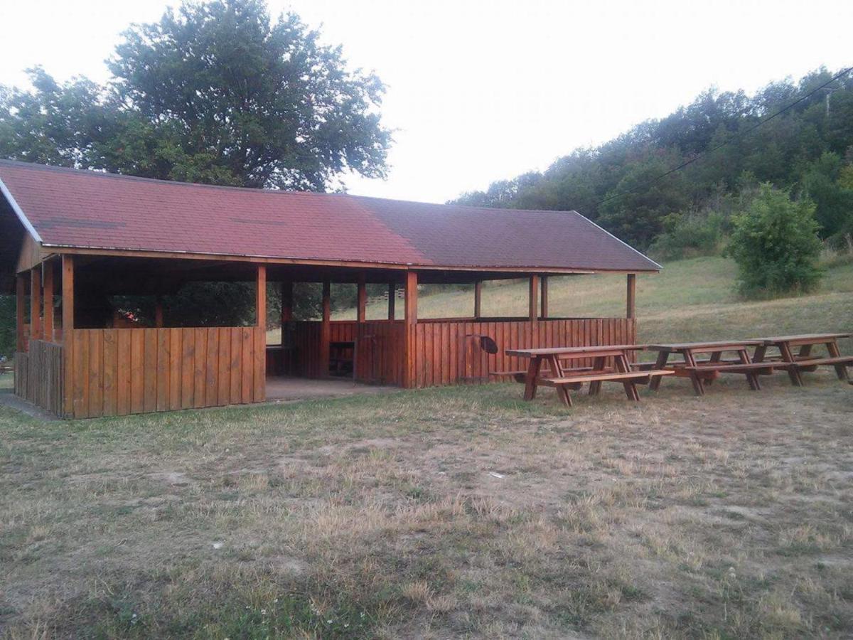 Hotel Merkur Kaluža Buitenkant foto