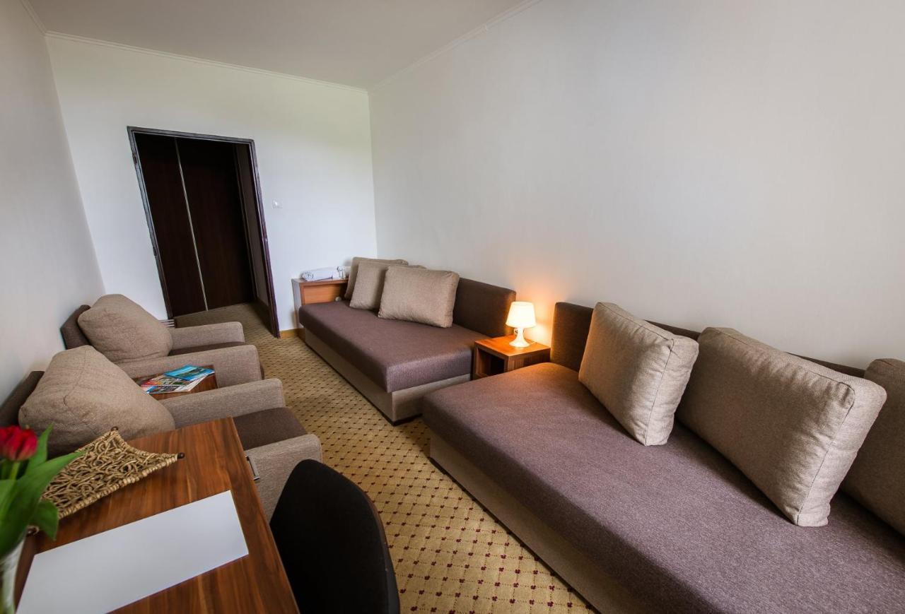Hotel Merkur Kaluža Buitenkant foto