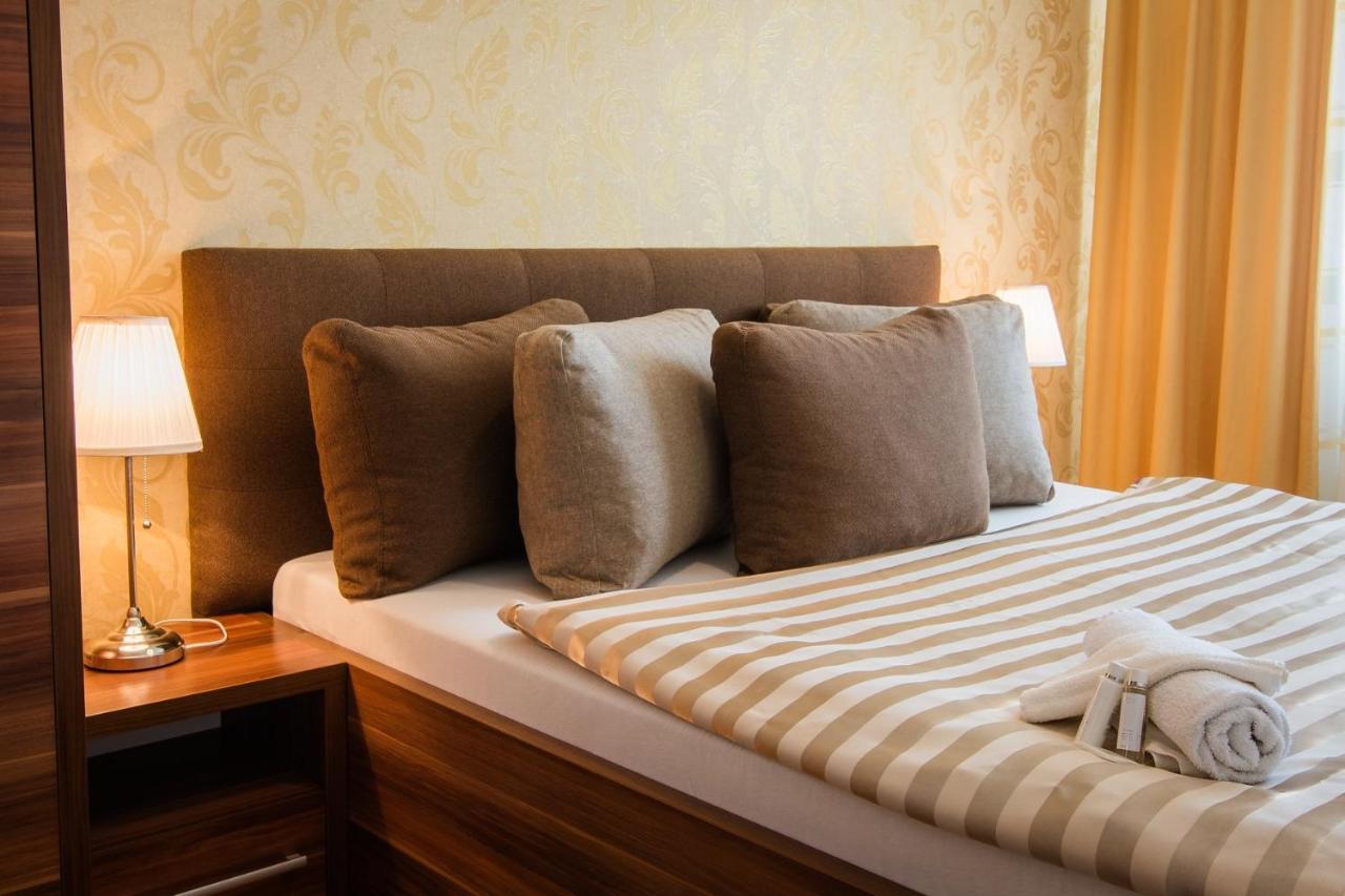 Hotel Merkur Kaluža Buitenkant foto