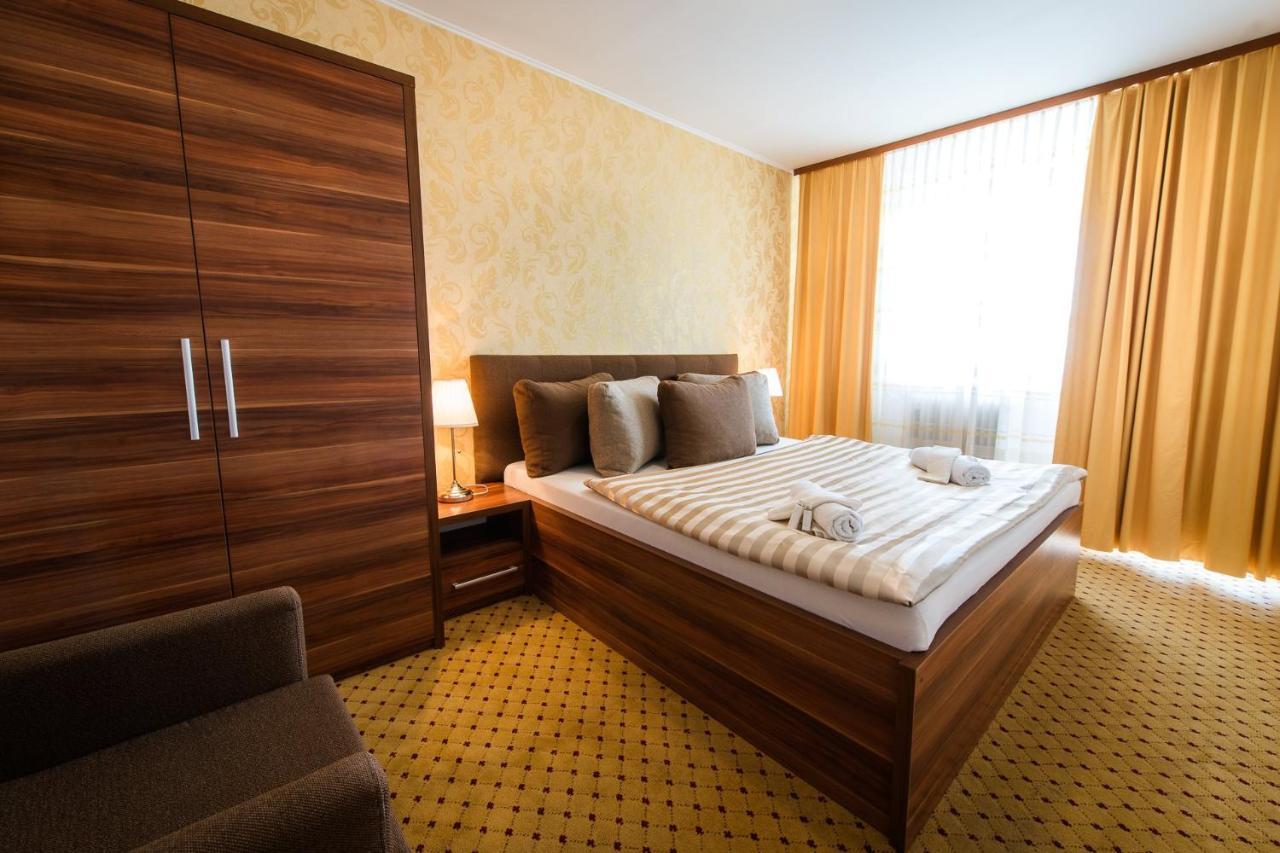 Hotel Merkur Kaluža Buitenkant foto