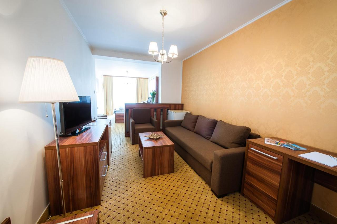 Hotel Merkur Kaluža Buitenkant foto