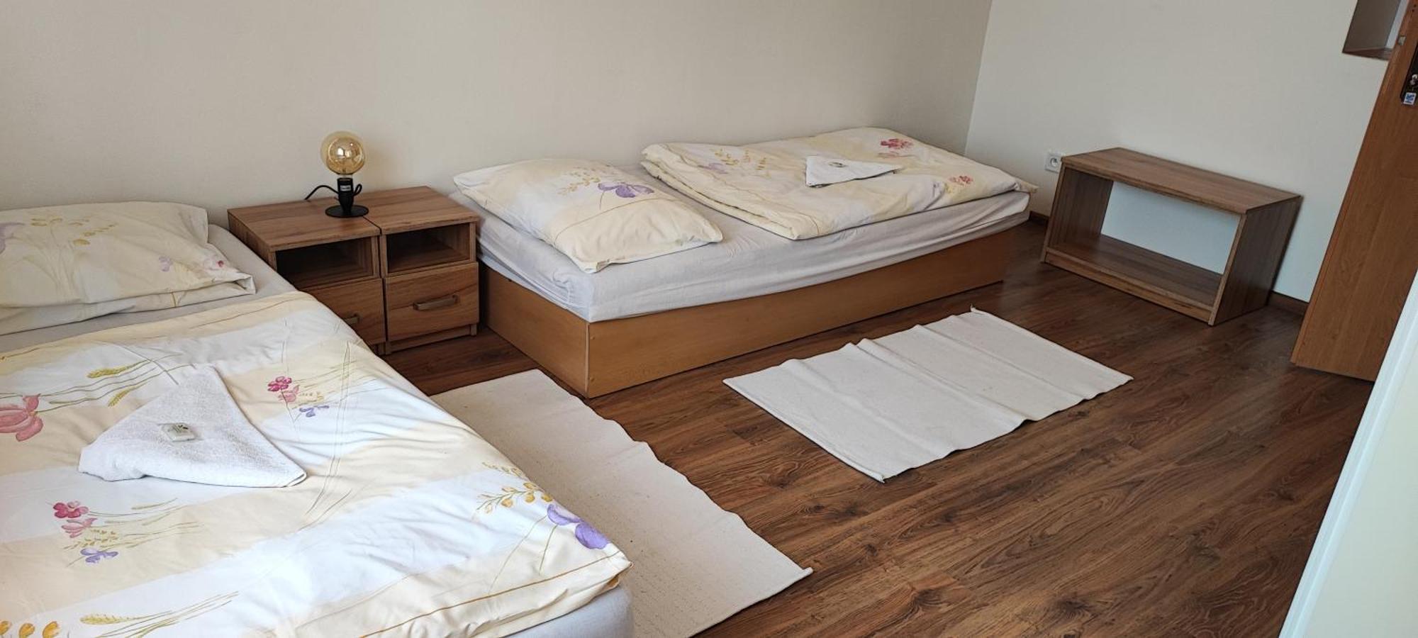 Hotel Merkur Kaluža Buitenkant foto