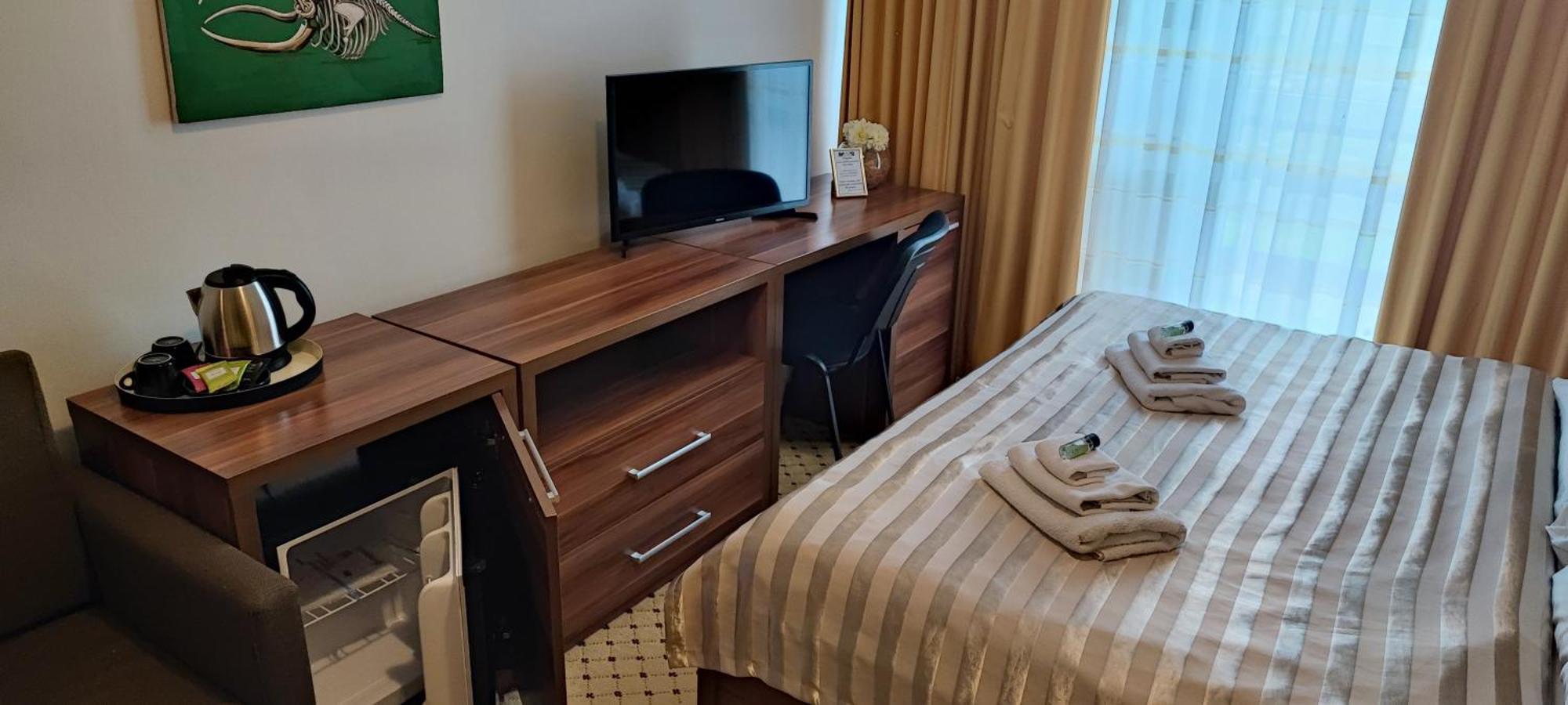 Hotel Merkur Kaluža Buitenkant foto